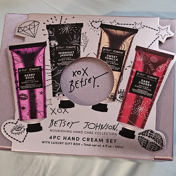 Betsey Johnson handcream set with luxury box. - Picture 4 of 4